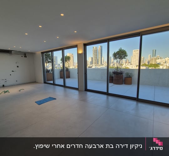 חלונות ויטרינה ענקיים וריצוף גרניט פורצלן מבריק בדירה נקייה לאחר שיפוץ